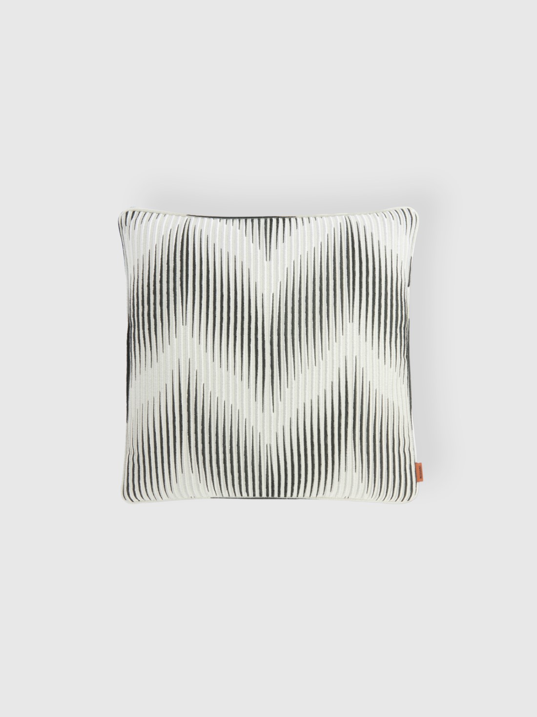 Ande 40x40 cm cushion with faded chevron (Black & White)