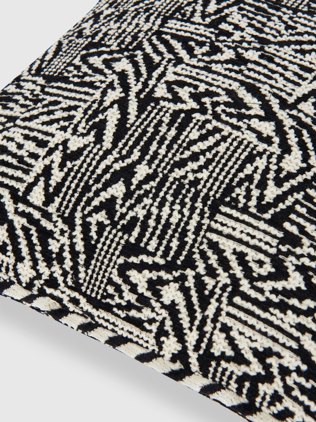 Noise Cushion 40X40 (Black & White)