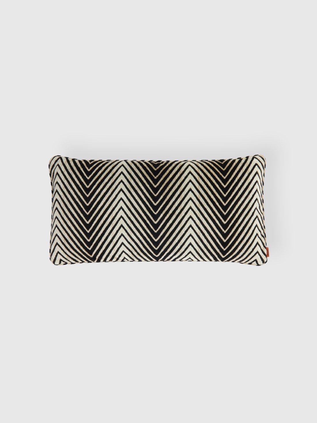 Ziggy 30x60 cm viscose blend zigzag cushion (Black & White)