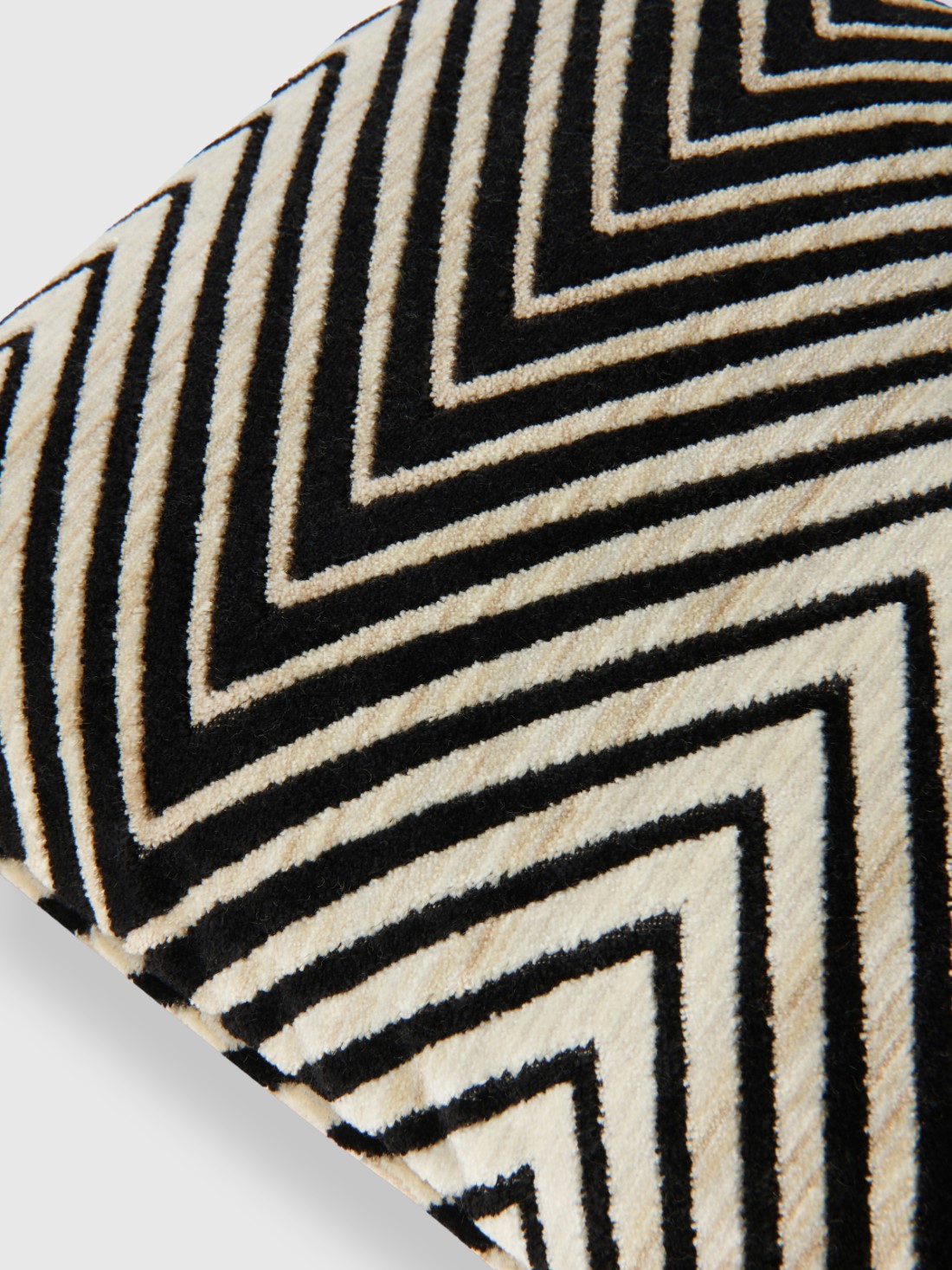 Ziggy 30x60 cm viscose blend zigzag cushion (Black & White)