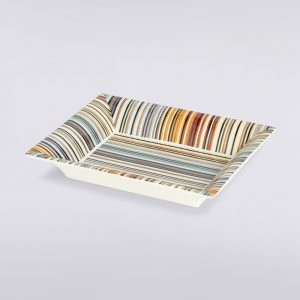 The Jenkins pattern adds a refined touch to this practical change tray. Available in a 20x16 cm rectangular version, this functional home accessory comes in an elegant gift box with the Missoni logo.