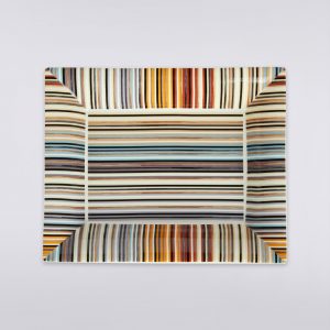 The Jenkins pattern adds a refined touch to this practical change tray. Available in a 20x16 cm rectangular version, this functional home accessory comes in an elegant gift box with the Missoni logo.