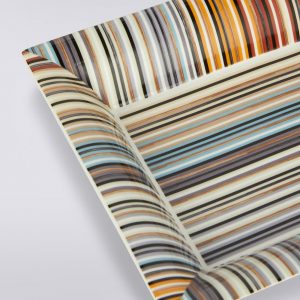 The Jenkins pattern adds a refined touch to this practical change tray. Available in a 20x16 cm rectangular version, this functional home accessory comes in an elegant gift box with the Missoni logo.